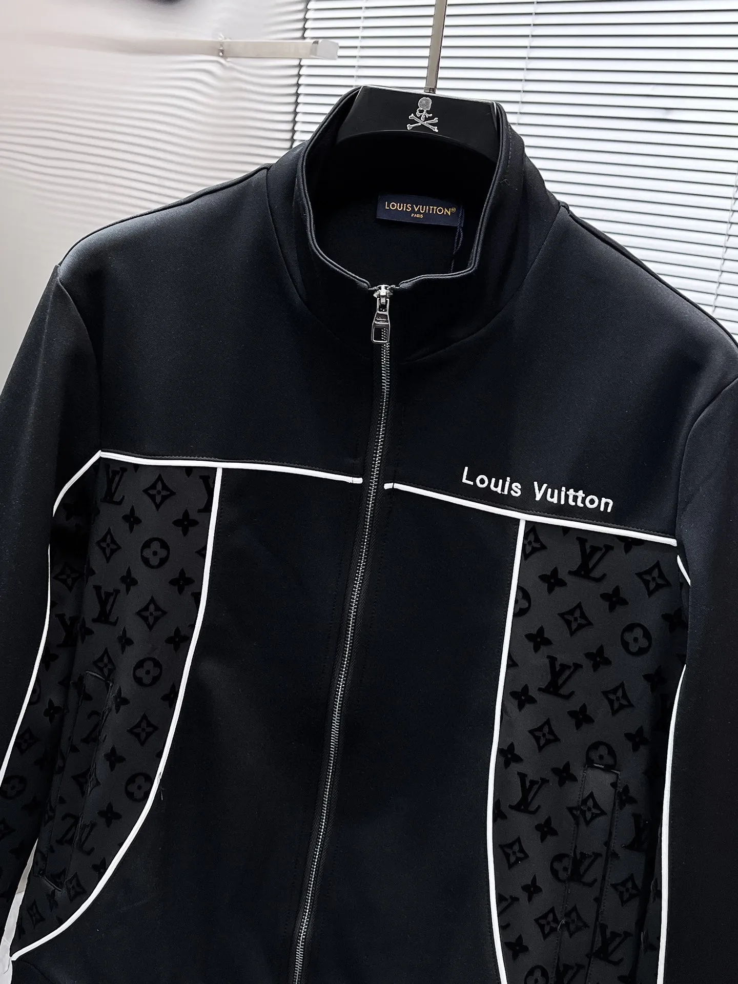 🅿️720 LV hot-selling suit is coming. Focus on the original version of the official website. 2025 new hot-selling cardigan suit. The original order is the best. 🇭🇰The meticulous work of top designers. It has a fitting and perfect upper body effect. All-natural high-quality Tencel Roman cotton 100%, close-fitting comfort, noble and elegant! Original hardware embodies elegance and nobility! Counter size: M-3XL (maximum wear up to 190 pounds)